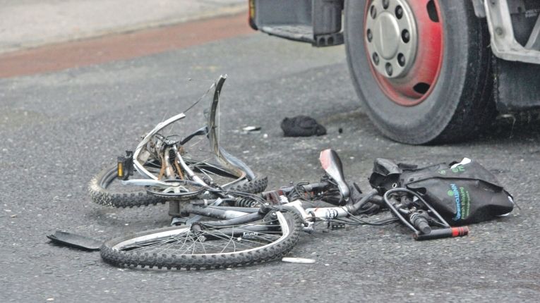 Cyklista v Týně nad Vltavou zemřel po pádu z kola
